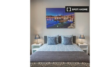 Aluga-se quarto em apartamento de 12 quartos no Porto