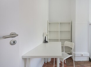 Aluga-se quarto em apartamento de 16 quartos no Azul, Lisboa