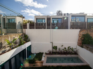 Apartamento T1 a estrear para Arrendamento em Belém com piscina e jardim de acesso privado a quem lá vive (1A)
