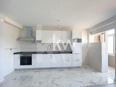 Apartamento T3 remodelado em Zona Central de São João da Madeira