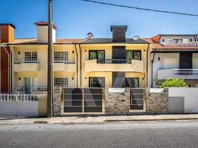 Moradia T4 RENOVADA - duas frentes - espaço exterior - garagem para três carros - Estivada, Vila Nova de Gaia