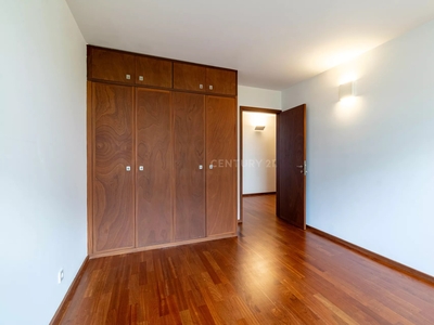 Apartamento T4 | Renovado | 2 Lugares de Garagem | Casa de Saúde da Boavista | Porto