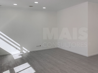 Escritório em open space, com 92.10 m². Acesso exclusivo a terraço. Massamá