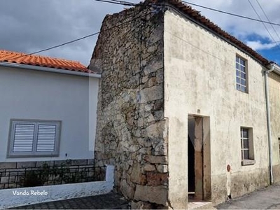 Moradia com logradouro para remodelação total em Alcains - Concelho de Castelo Branco