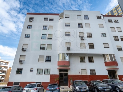 Apartamento para comprar em Santo António dos Cavaleiros, Portugal