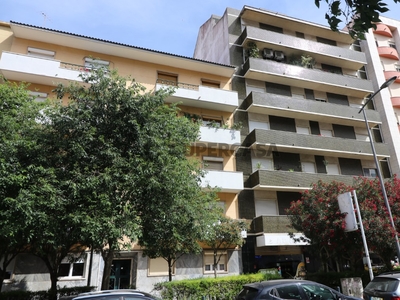 Apartamento T2 para arrendamento na Rua Alves Redol