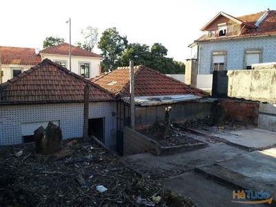 Casa para recuperar com terreno no centro Vila Nova de Gaia