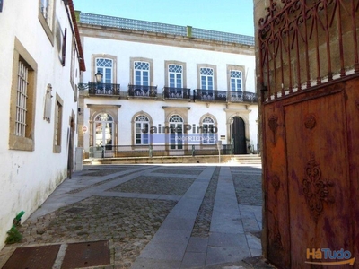 Edifício antigo apalaçado, zona Histórica. Portugal, Castelo Branco.