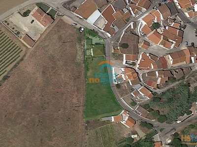 Moradia com garagem, lote com 2.073 m2, junto ao Camporeal Golf, na Cadriceira!