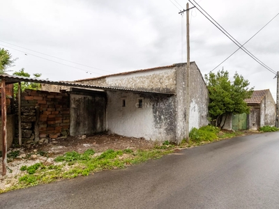 Moradia T2 no lugar do Bairro, concelho de Ourém para restaurar