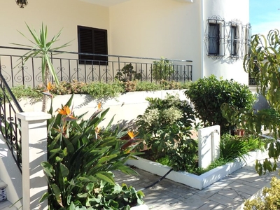Moradia T5 Duplex à venda em Faro (Sé e São Pedro)