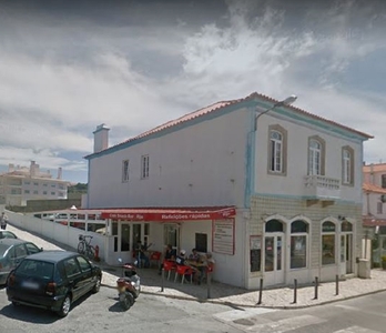 Restaurante-Café-Hostel e terreno urbano na Praia das Maçãs, Colares, Sintra