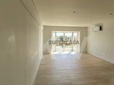 Apartamento T1 Triplex para arrendamento em Carcavelos e Parede