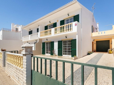 Moradia V3+1, com espaçoso terraço, Lagos, Algarve