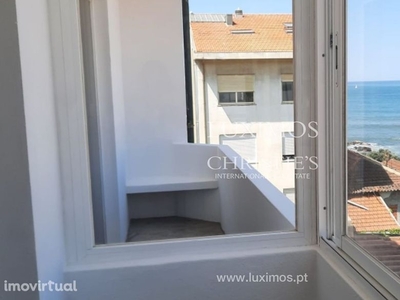 Apartamento T2+1 com varanda e vista de mar, na Foz, Porto
