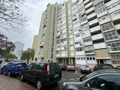 Apartamento T3 (4 assoalhadas) perto do Metro de Alfornelos para Remodelação