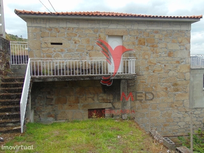 Casa em pedra c/ terraço e terreno na Cumieira - Vila Real