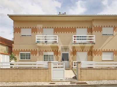 Apartamento T2 com sotão, garagem e logradouro em Vale de Ílhavo - Ílhavo