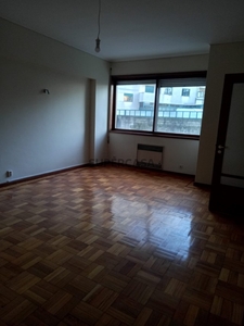 Apartamento T3 para arrendamento na Rua Gonçalo Cristóvão