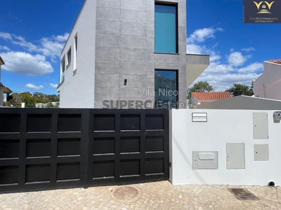 Moradia T4 Duplex à venda em Beco Sacadura Cabral