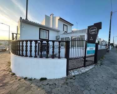 Casa com espaço comercial T1 Duplex à venda na Avenida de Badajoz