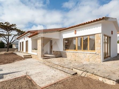 Moradia T4 Térrea com Jardim Totalmente Remodelada Pronta a Habitar- Praia das Maçãs, Colares - Sintra
