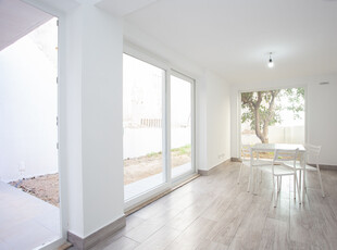 Apartamento T1 para arrendamento com jardim em Campolide