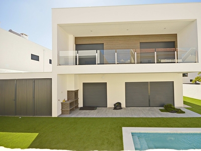 Casa / Villa T4 em Charneca De Caparica E Sobreda de 194 m²
