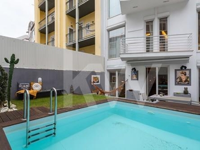 Apartamento duplex T3, na freguesia de Arroios, para venda, remodelado, com logradouro e piscina