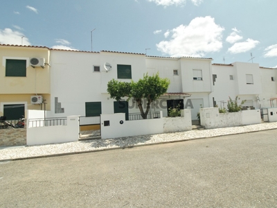 Moradia T3 Duplex à venda na Rua Nossa Senhora da Vila Velha