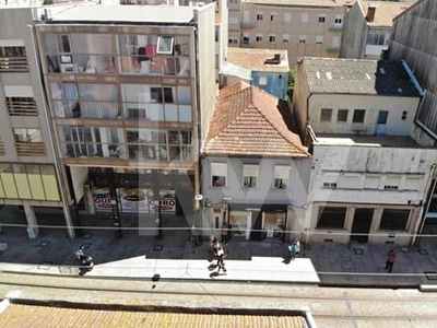 Prédio com habitação e loja na Rua Brito Capelo (Matosinhos)