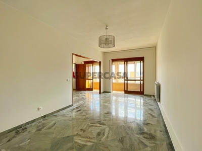 Apartamento T3 para arrendamento na Rua Eça de Queiroz, Moscavide e Portela