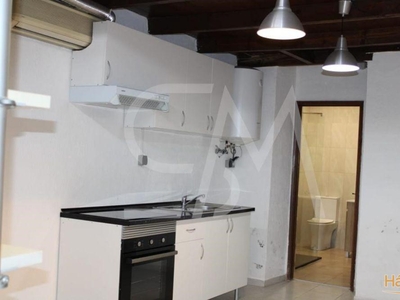 Estúdio duplex com kitchenette para arrendamento em Benfica.