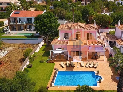 Magnífica moradia isolada de estilo tradicional com piscina em localização privilegiada no Algarve