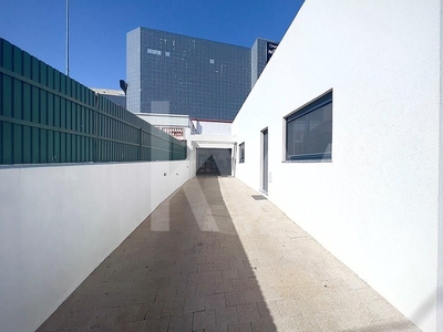 Moradia Térrea Isolada T3 com 1 suíte e garagem box, localizada em Alcoitão- Alcabideche