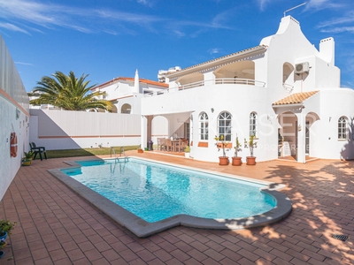 Sul voltado para a vila isolada com piscina, jardim e carport perto de todas as comodidades