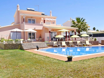 Villa com piscina a apenas um passo da praia.