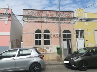 Casa Antiga T3 à venda na Rua Doutor Francisco Sousa Vaz