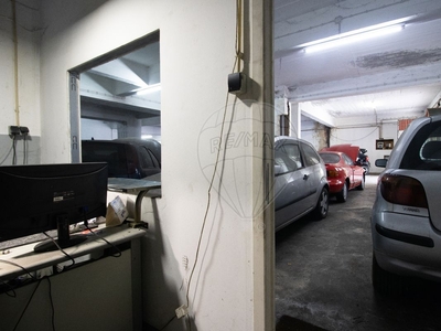 Garagem para arrendar em Rio de Mouro, Sintra