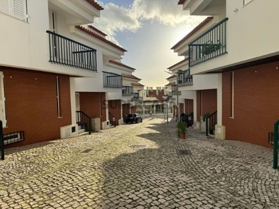 Moradia Geminada T3 para arrendamento em Vila Pinto