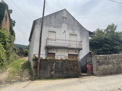 Moradia para habitação, com terreno, situada em São Paio, muito próxima da cidade de Gouveia