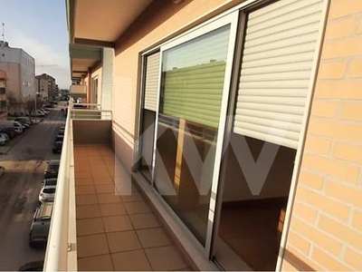 Apartamento T1+1 para arrendar, mobilado num 2º andar com varanda e elevador, situado nas Barrocas- Aveiro