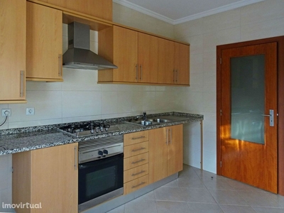 Apartamento T2 em S. Martinho do Bispo