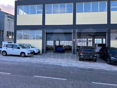 Armazém de 463m² óptimo para Rent-a-car em estado novo