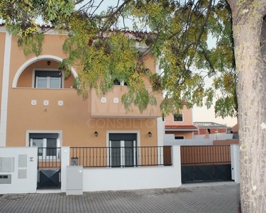 Moradia Nova - T3 Duplex - Com Logradouro e Garagem