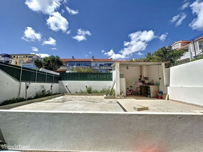 T2 com quintal 70m2 no centro do Laranjeiro, Almada, Setúbal