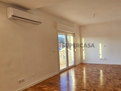 Apartamento T3 à venda na Avenida Marechal Craveiro Lopes