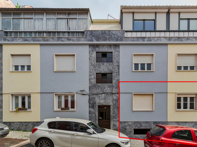 Apartamento T2+4 com logradouro na Ajuda-Lisboa