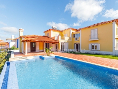 Excelente moradia V4 com jardim e piscina na Vila de Sintra,