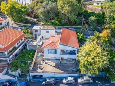 Moradia localizada no Imaculado Coração de Maria, inserida em 500m2, com garagem e vista deslumbrade para a cidade do Funchal